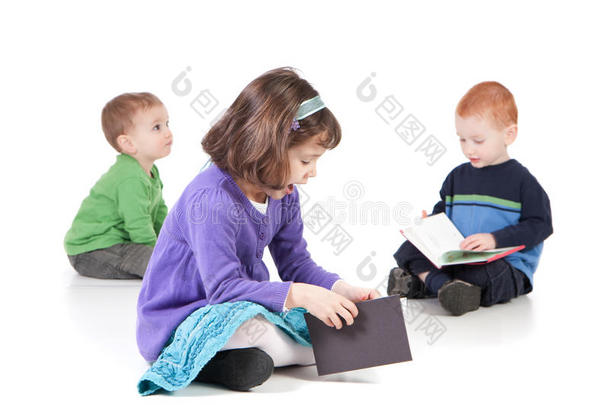 坐着看儿童读物的儿童