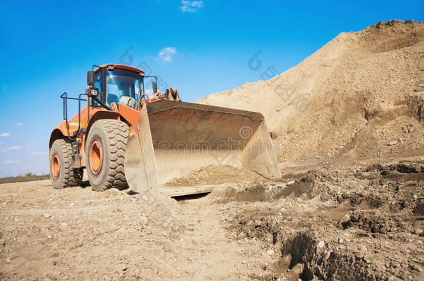 工地上<strong>的</strong>橙色挖掘机