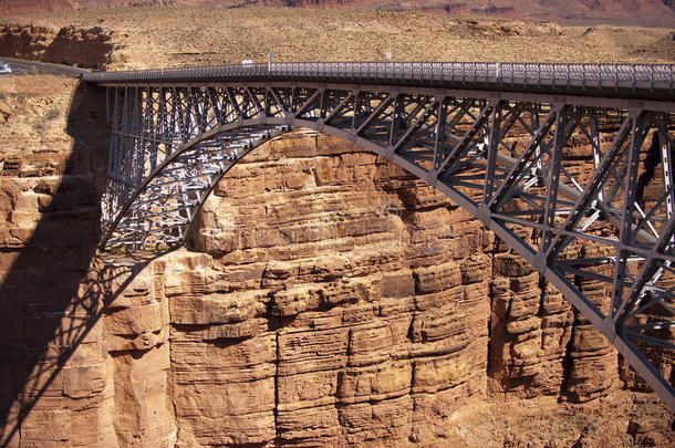 跨越峡谷的高拱形钢桥