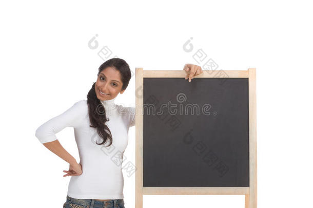 模板-黑板上印裔学生