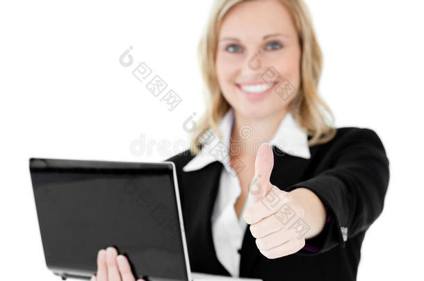 <strong>积极向上的</strong>女商人举起手提电脑大拇指