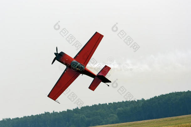 表演特技飞行时的小型运动飞机