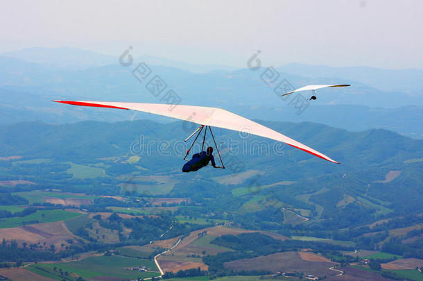 意大利山区悬挂式滑翔机飞行员