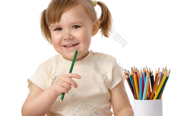 可爱的孩子用彩色铅笔画画