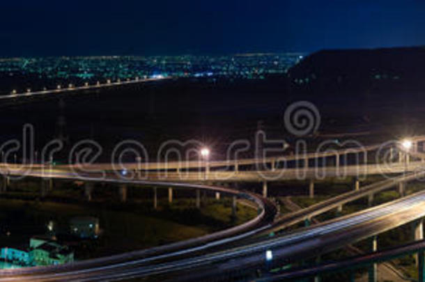夜间高速公路全景城市景观