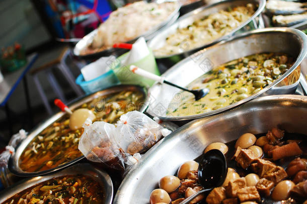 生鲜市场上的多种泰国食品