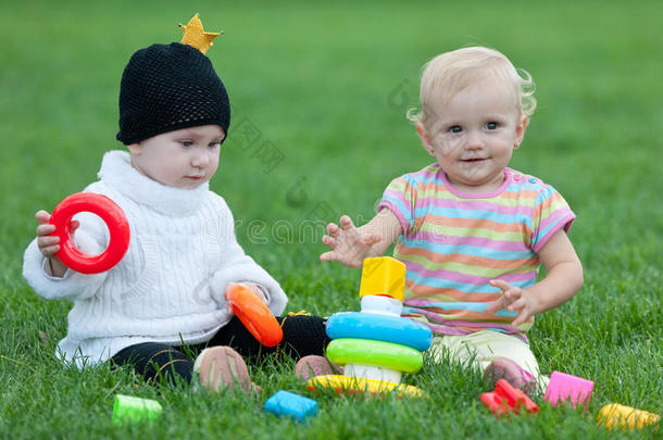 两个小女孩在户外玩耍