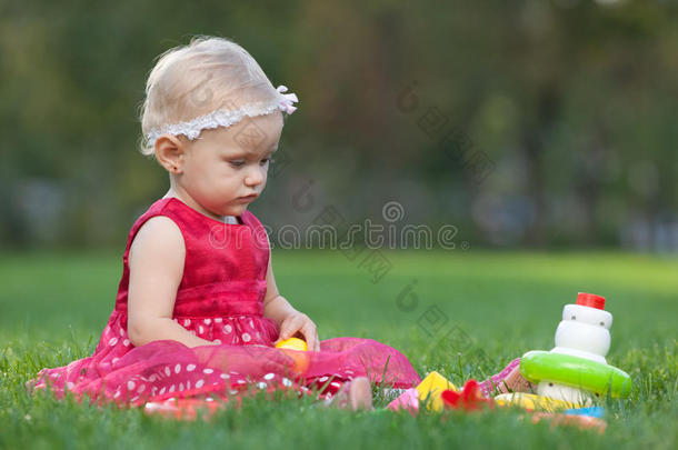 漂亮的小女孩在玩玩具金字塔