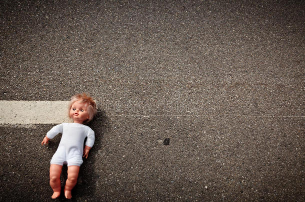 洋娃娃离开公路车道