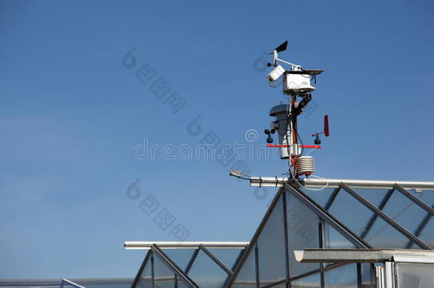 带风速计的小型高科技气象站