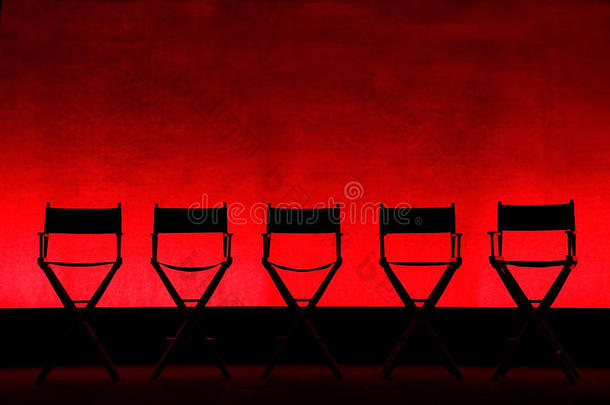 红色舞台上的五张导演椅剪影