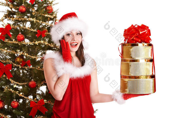 戴<strong>圣诞</strong>帽的女孩拿着一<strong>堆礼盒</strong>。