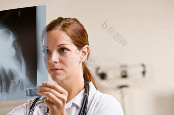 医生在诊室复查x光片
