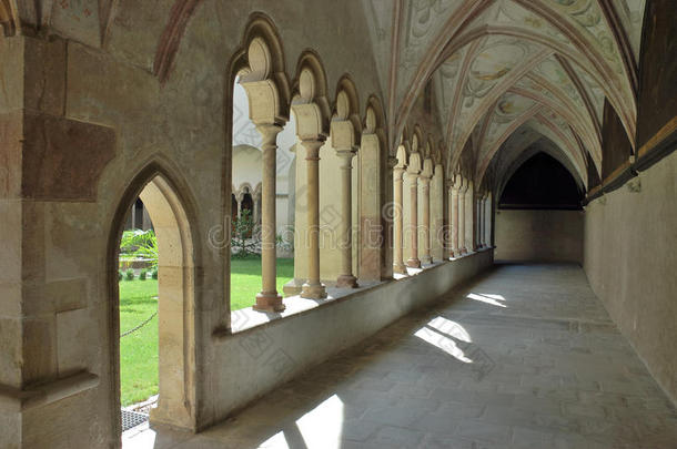 方济各修道院的拱门通道。