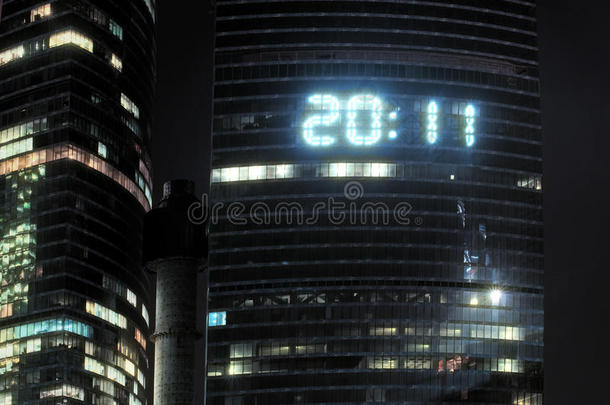 摩天大楼上的时钟显示2011年的数字