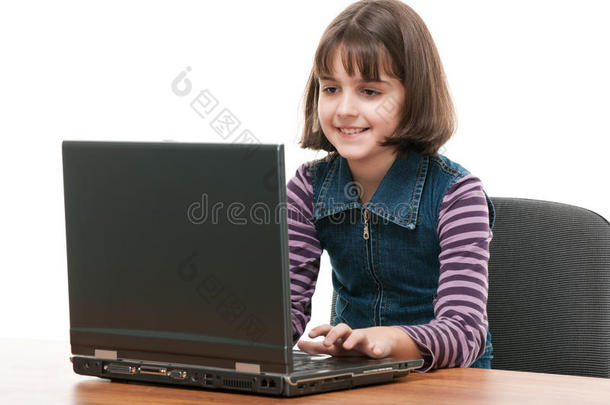 女孩在<strong>学习笔记</strong>本电脑