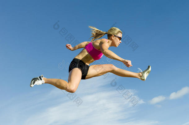 运动员在天空背景下跳跃