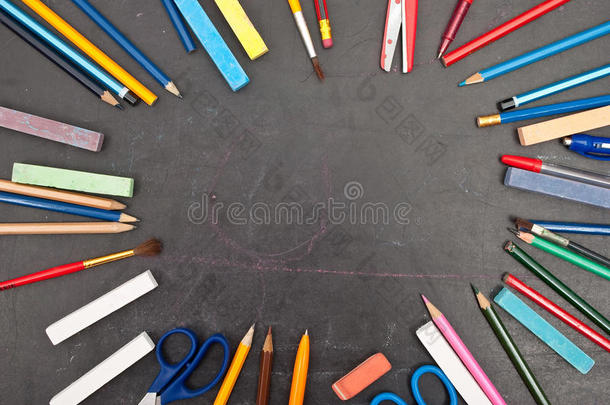 带学校工具的黑板