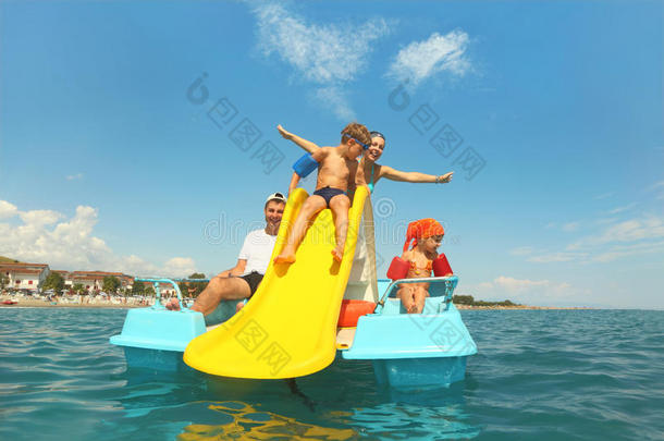 海上黄滑脚踏船上的家人