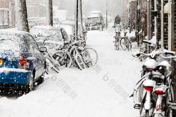 城市里的雪-暴风雪，街景，自行车
