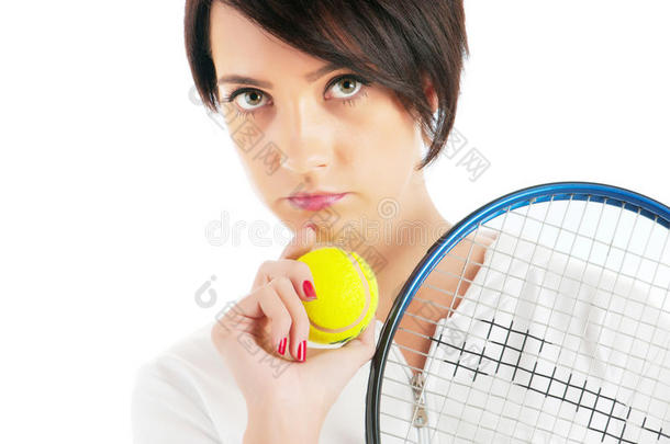 一个拿着网球拍和球拍的小女孩