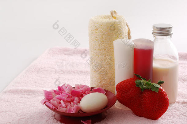 浪漫的粉色水疗套餐，搭配巨大的草莓