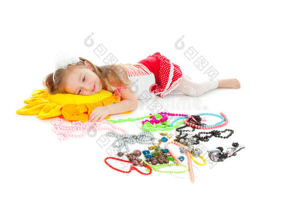 一个戴着玩具和珠宝的小女孩