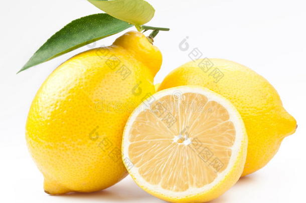 高品质的白色照片上的成熟柠檬