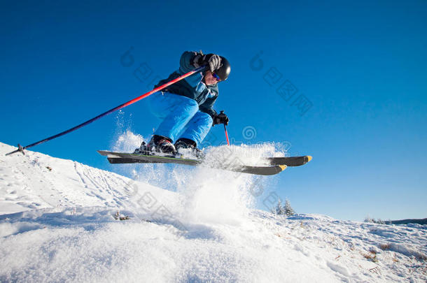 练习<strong>极限滑雪</strong>的人