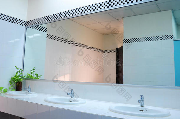 浴室在办公室.<strong>洗手盆</strong>厕所里的镜子