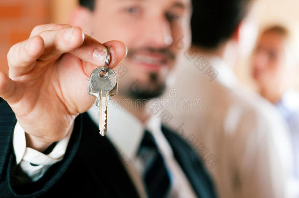 公寓房地产经纪人给夫妇钥匙