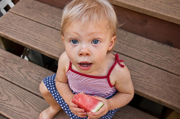 夏天在楼梯上吃西瓜的小女孩