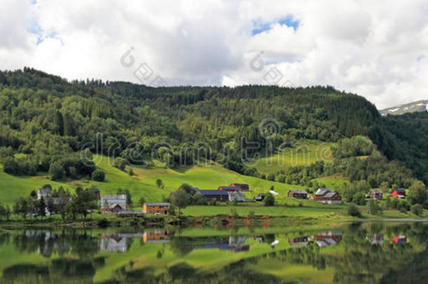 风景挪威自然村山夏季海洋峡湾水镇斯堪的纳维亚挪威北部旅游全景海岸湖