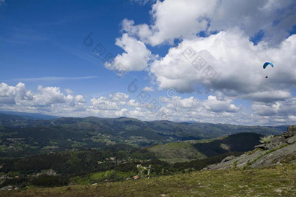 带滑翔伞的美丽风景