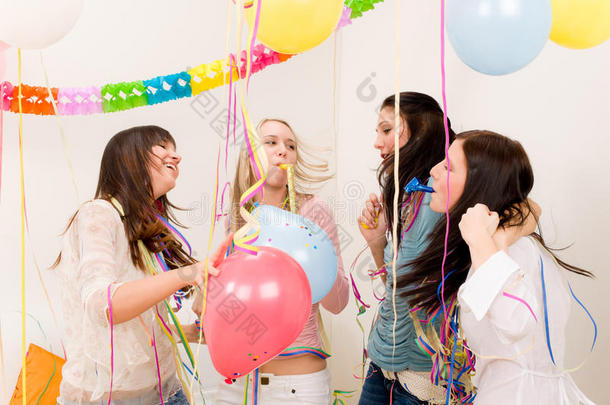 生日派对庆祝-带五彩纸屑的女人
