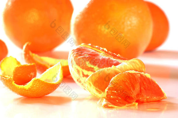 去皮橙子和全橙子