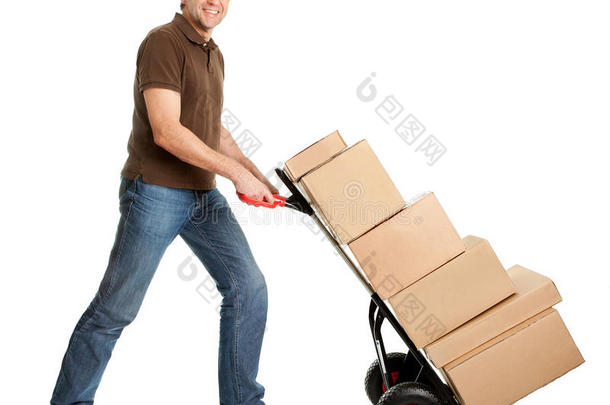 送货员推着手推车和一堆箱子