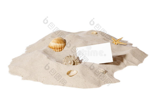 一堆沙子和一张空白卡片的海滩概念