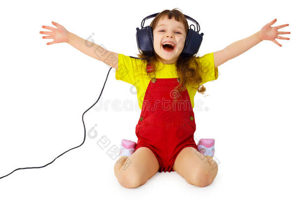 快乐女孩用耳机听音乐