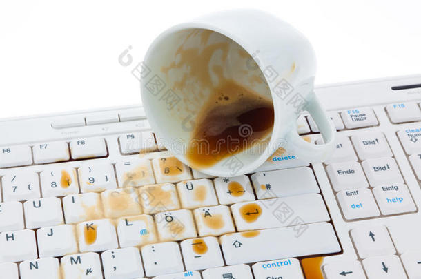 电脑键盘上的咖啡杯