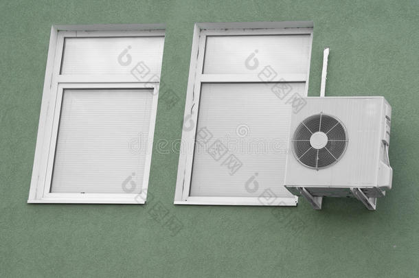 两扇带白色百叶窗和空调的窗户