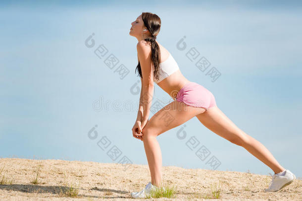 夏季<strong>运动健身</strong>女子沙滩伸展运动