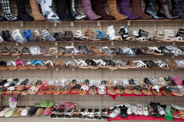 一排排各式各样的鞋子、凉鞋和靴子