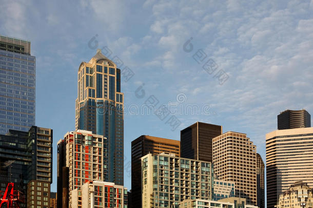 摩天大楼塔楼构成了城市的天际线