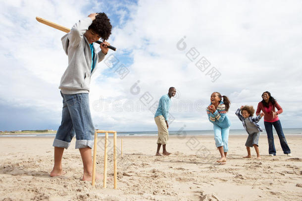 一家人在沙滩上打板球