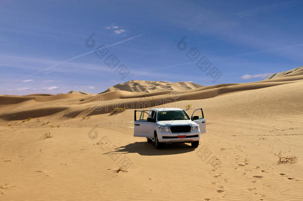 沙漠中孤独的<strong>吉普车</strong>