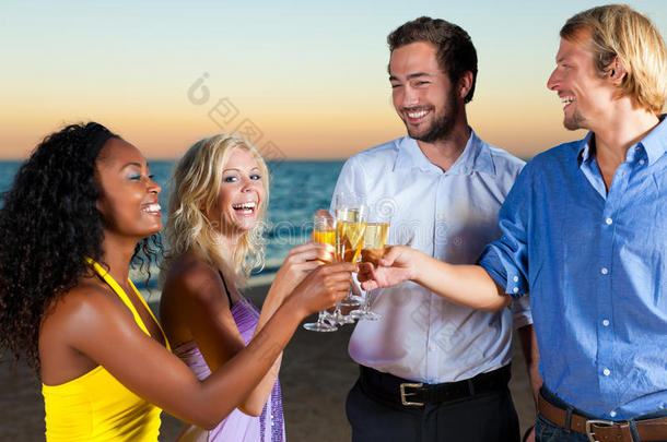 在海滩举行香槟酒会