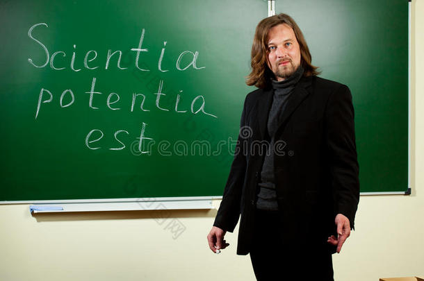 黑板背景下的年轻教师