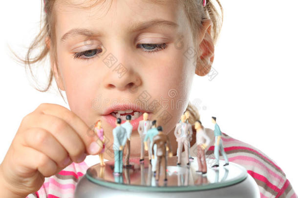 小女孩玩人形玩具