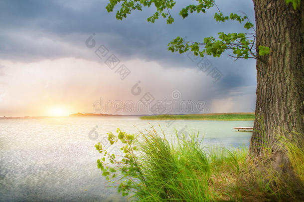 风雨交加的美丽湖泊